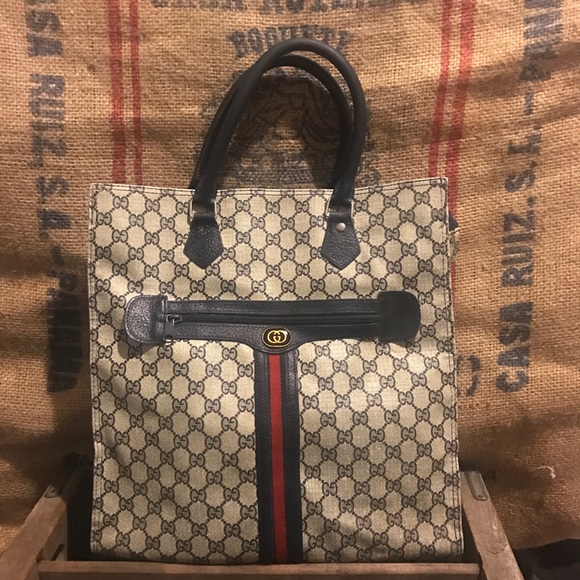 Gucci Handbags - 💔Sold💔❗️last price cut❗️VTG Gucci navy print